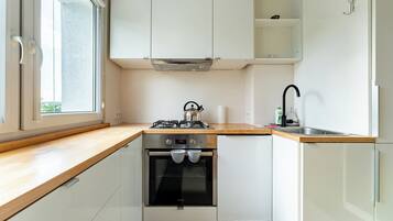 Frigorífico, microondas, horno y placa de cocina