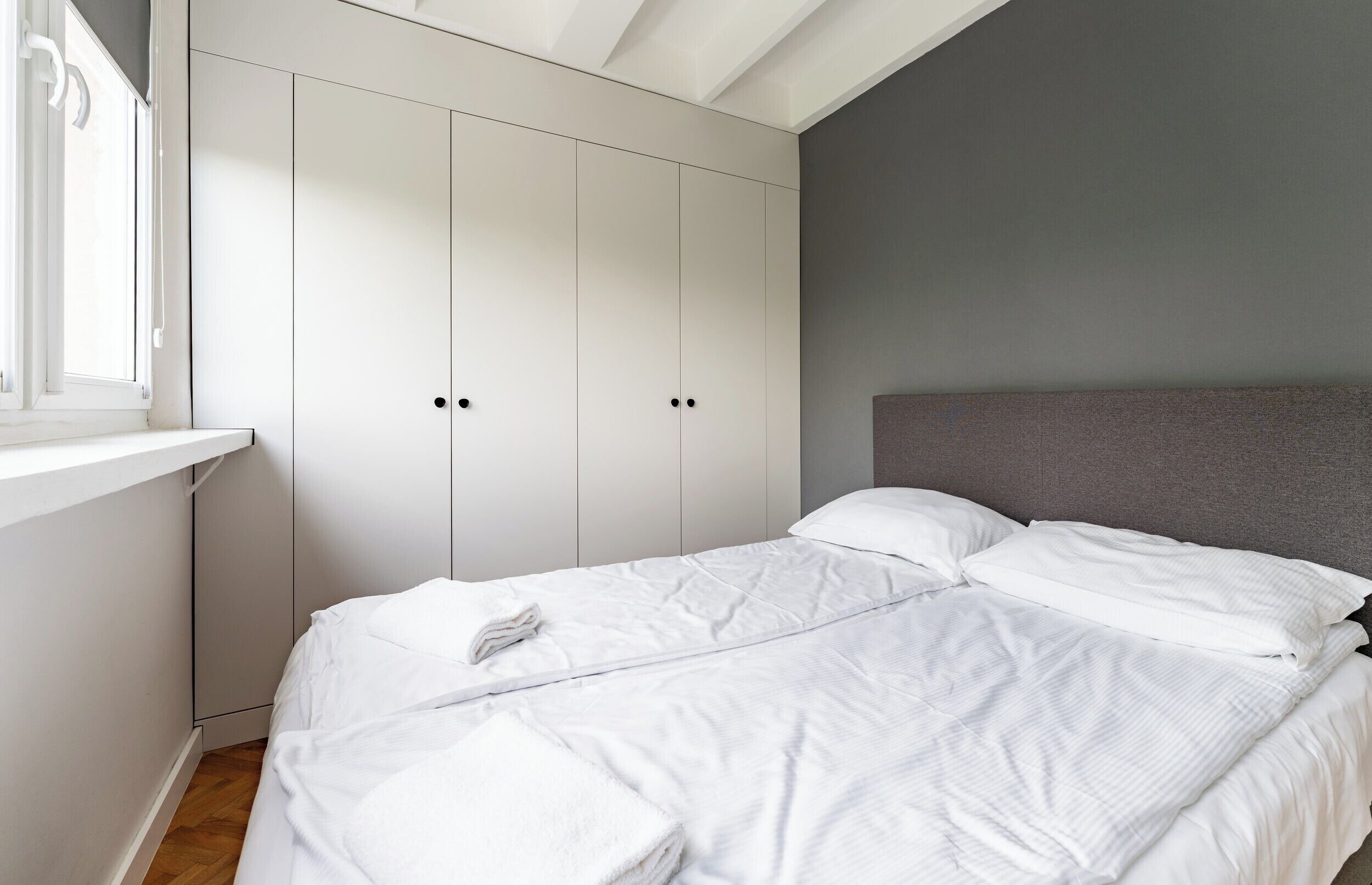 Tabla de planchar con plancha, wifi, ropa de cama