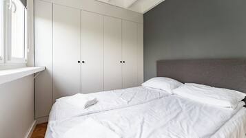 Tabla de planchar con plancha, wifi, ropa de cama
