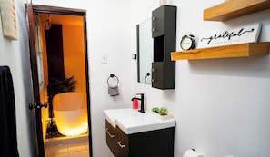 Ducha, secador de pelo, toallas y jabón