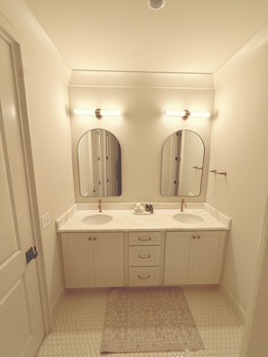 Hair dryer, towels - King & Queen- All 5 Units (Auburn)