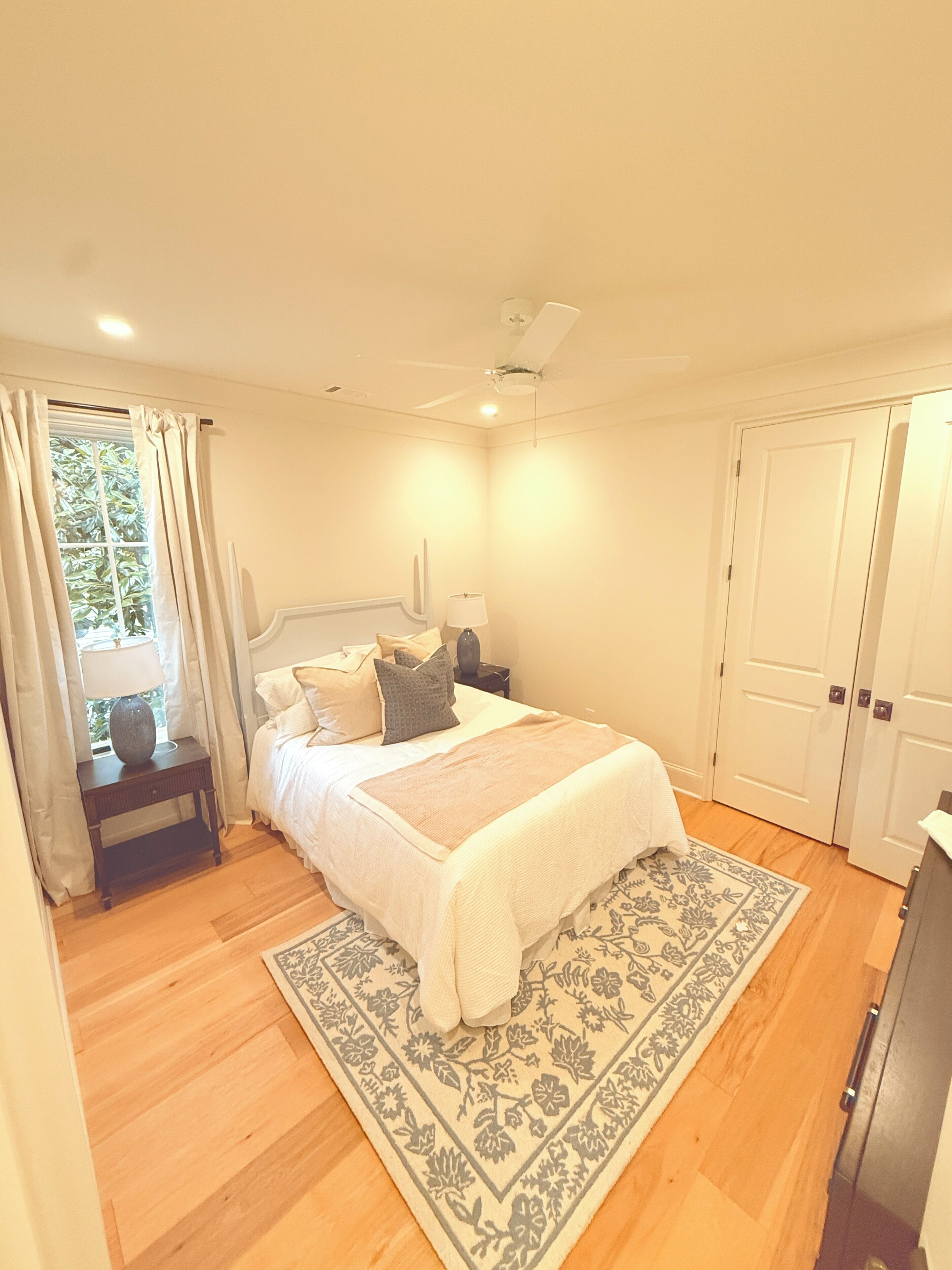 5 bedrooms, iron/ironing board, WiFi, bed sheets