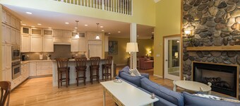 Hot Tub-Game Room-Sun Room-Backyard-King-7 TVs-5 Bedrooms-4300 SqFt. Sleeps 12