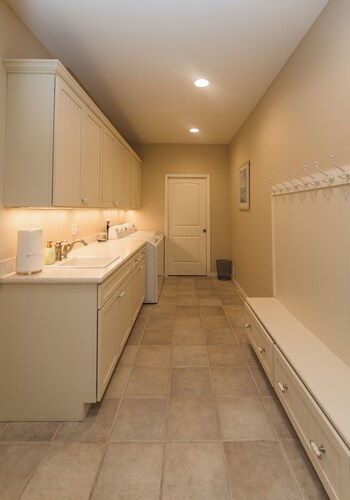 Spacious 5-bedroom near Sleeping Bear Dunes/beaches - New Owner Special Pricing