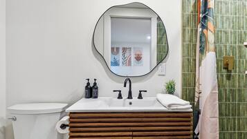 Een douche, handdoeken, zeep, toiletpapier