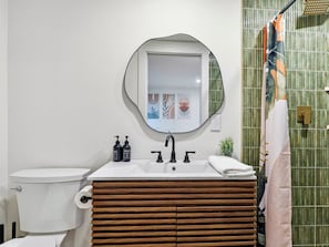 Een douche, handdoeken, zeep, toiletpapier