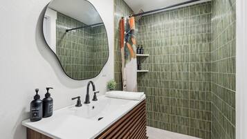 Een douche, handdoeken, zeep, toiletpapier