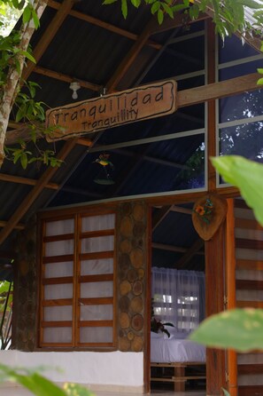 Una estructura de madera con un letrero que dice 'Tranquillidad Tranquillity'.