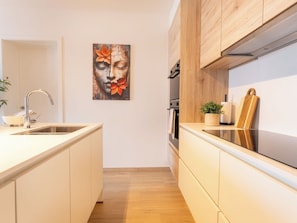 Kühlschrank, Ofen, Geschirrspüler, Kochgeschirr/Geschirr/Besteck