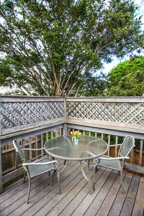 Outdoor dining - Sea Street Beach Cottage (Barnstable)