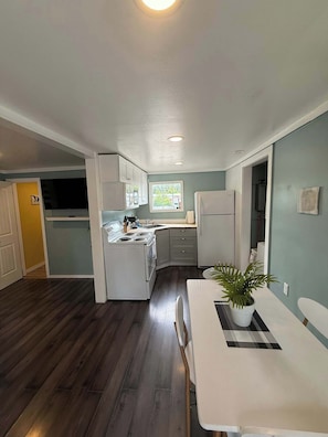 Private kitchen - Shore Acres -Cabin 2 Lakeview (Loon Lake)