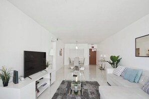 Living area - Luxury Beach Front View and Comfort Best line in the building, direct ocean view (Hollywood)