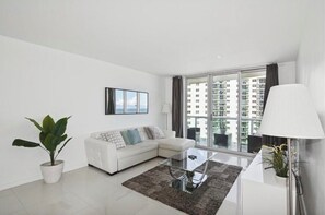 Living area - Luxury Beach Front View and Comfort Best line in the building, direct ocean view (Hollywood)
