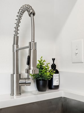 Hand-held showerhead - Boutique Cozy Studio in the Heart of Bishop Arts #7 (Dallas)