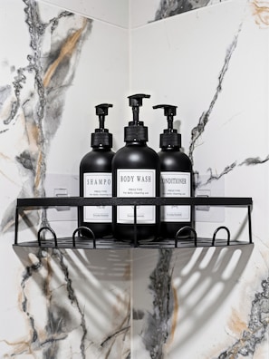 Bathroom amenities - Boutique Cozy Studio in the Heart of Bishop Arts #7 (Dallas)