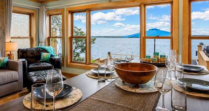 Tramonto Cottage on the Lake Hot Tub Pet Friendly