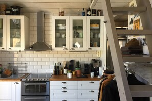 Kaffetrakter/tekoker, kjøleskap, mikrobølgeovn og ovn