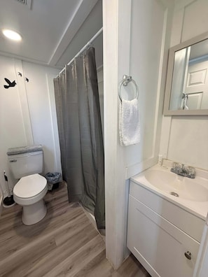 Bathroom - Shore Acres -Cabin 3 Lakeview (Loon Lake)