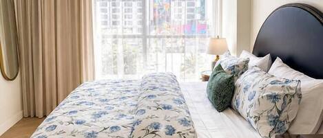 Desk, iron/ironing board, WiFi, bed sheets