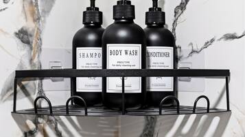 Een douche, handdoeken, zeep, shampoo