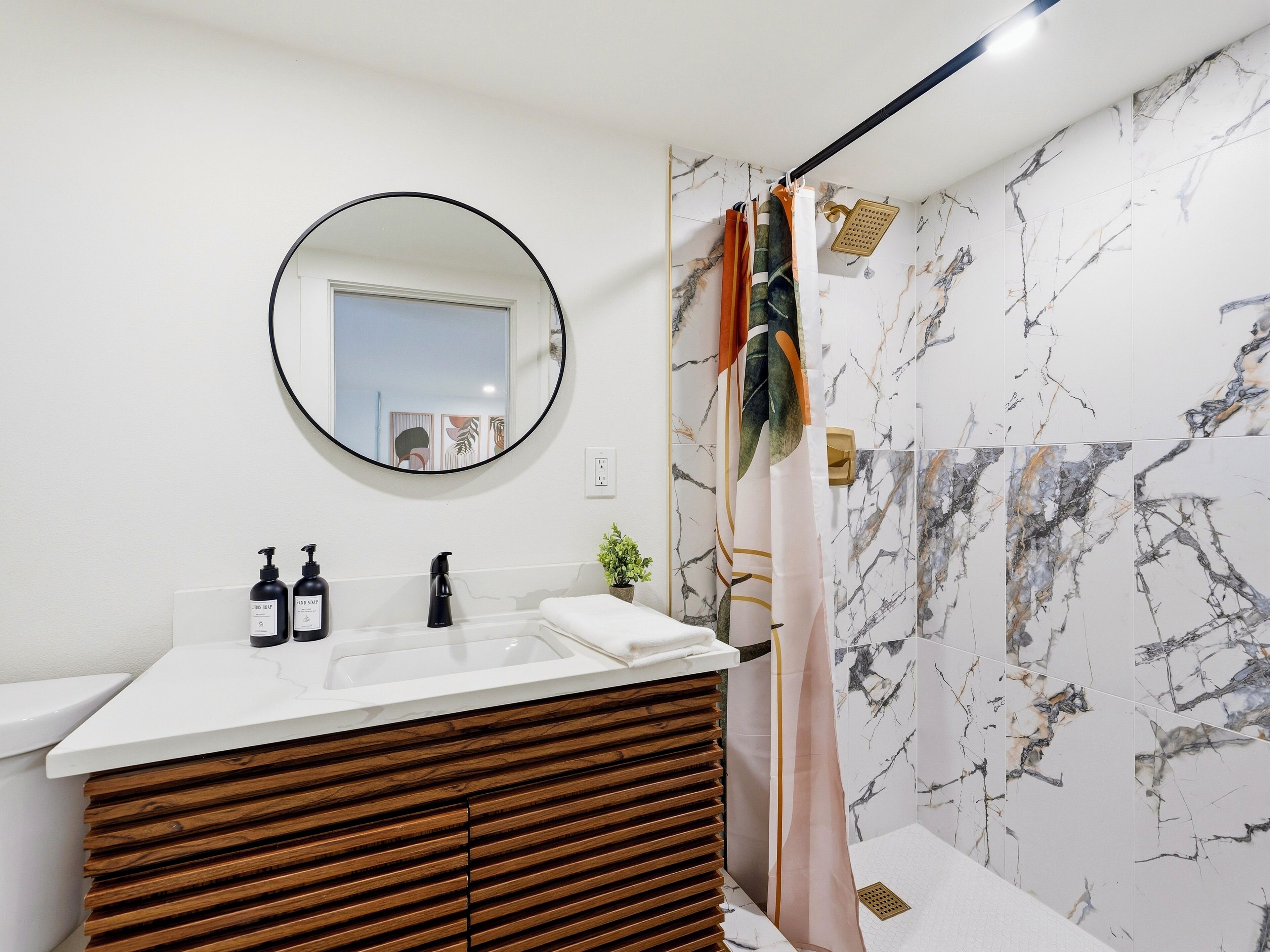Een douche, handdoeken, zeep, shampoo