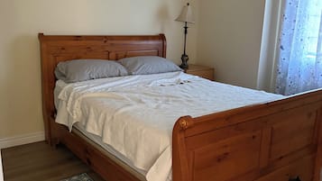 4 bedrooms, iron/ironing board, internet, bed sheets