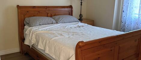 4 bedrooms, iron/ironing board, internet, bed sheets