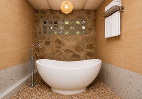 Bungalow Deluxe | Baño | Bañera y ducha independientes y artículos de higiene personal gratuitos