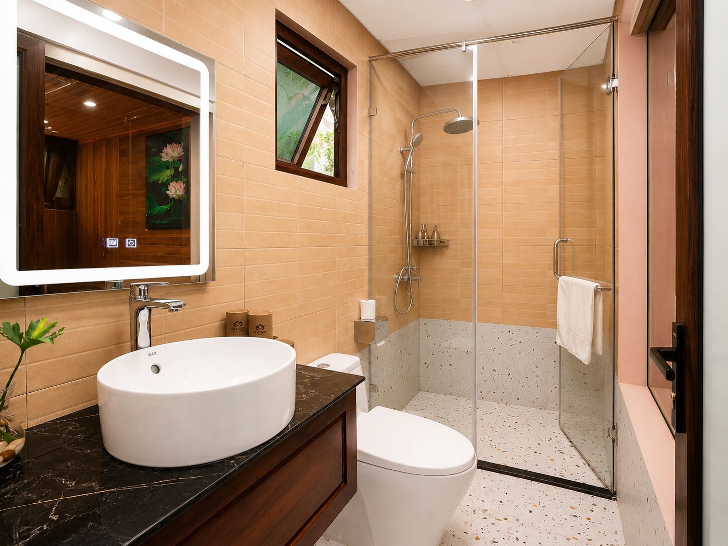 Deluxe Bungalow | Bathroom | Separate tub and shower, free toiletries, hair dryer, slippers