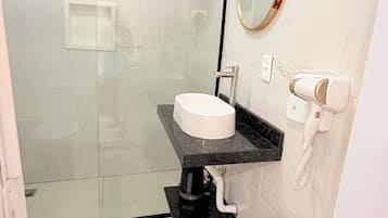Serviettes fournies, papier de toilette