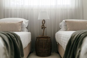 Free WiFi, bed sheets - Glass House Retreat at Forresters (Forresters Beach)
