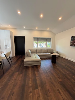Living area - luxury bungalow in a quiet neighborhood, (Toronto)