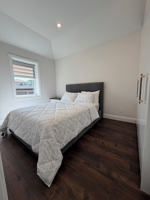 Iron/ironing board, WiFi - luxury bungalow in a quiet neighborhood, (Toronto)