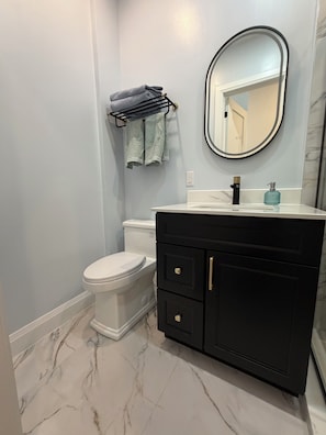 Hair dryer, towels, soap, toilet paper - luxury bungalow in a quiet neighborhood, (Toronto)