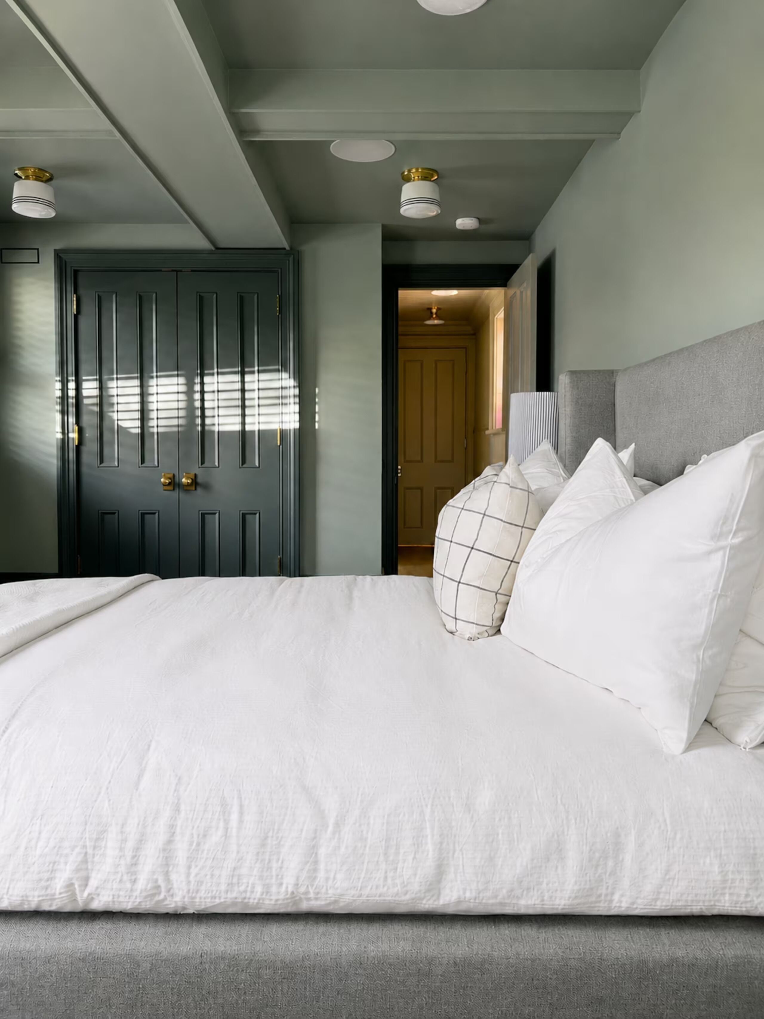 5 bedrooms, iron/ironing board, WiFi, bed sheets