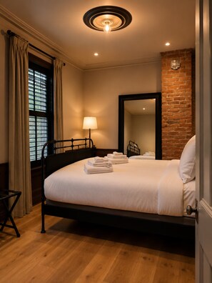 Room - A Private Downtown Estate for Luxury City Stays (Toronto)