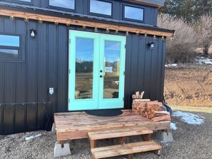Outdoor dining - The Onyx Cabin at Common Ground (Garden Valley)