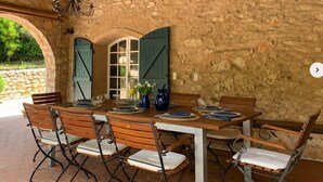 Outdoor dining - Le Mas de Villecroze - Belle piscine extérieure (Villecroze)