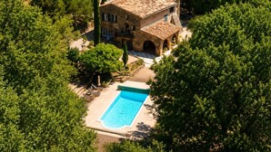 A stone villa with a swimming pool surrounded by trees. - Le Mas de Villecroze - Belle piscine extérieure (Villecroze)