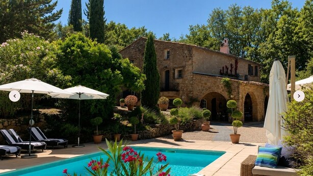 A pool area with lounge chairs, umbrellas, and potted plants. - Le Mas de Villecroze - Belle piscine extérieure (Villecroze)