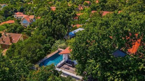 A residential area with houses, a swimming pool, and a view of the sea. - La Vigie - Ville d'Hiver (Arcachon)