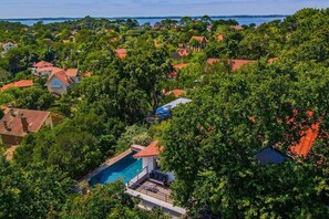 A residential area with houses, a swimming pool, and a view of the sea. - La Vigie - Ville d'Hiver (Arcachon)