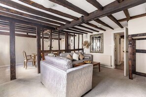 Living area - Grade II Listed Tudor Charm by Windsor Castle (Windsor)