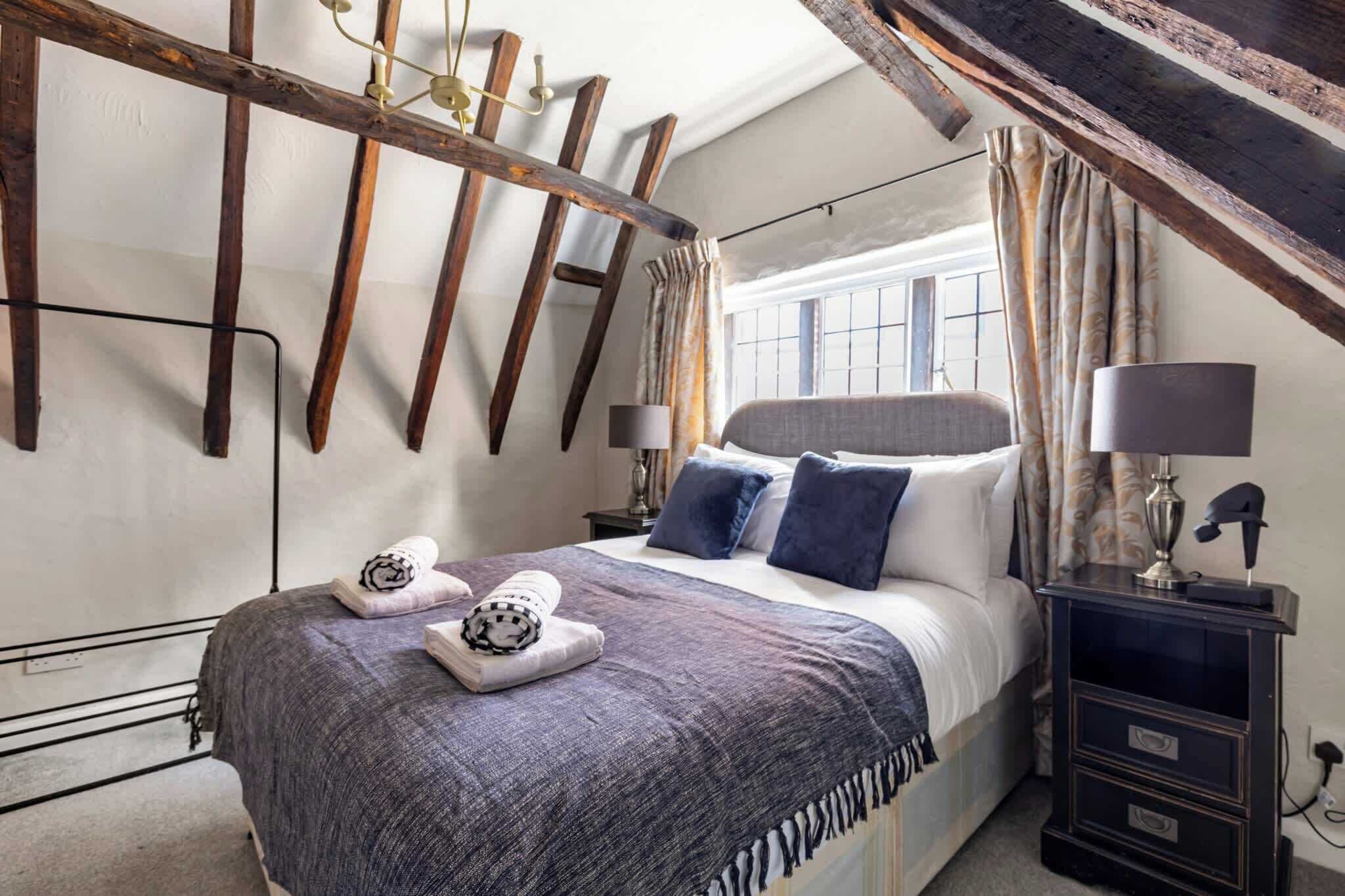 Iron/ironing board, bed sheets