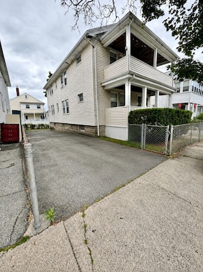 Exterior - Cozy 4BR Near Tufts 
15 from Boston 
Driveway & AC (Somerville)