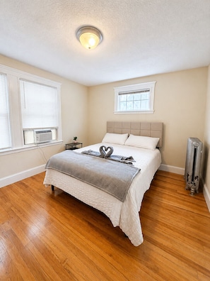 Room - Cozy 4BR Near Tufts 
15 from Boston 
Driveway & AC (Somerville)