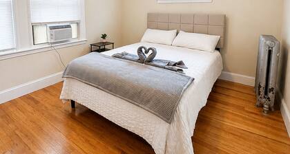 Cozy 4BR Near Tufts
15 from Boston
Driveway & AC
