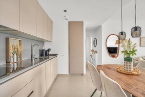 Wasserkocher mit Kaffee-/Teezubehör, Kühlschrank, Mikrowelle, Ofen