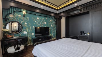 Deluxe Double Room, City View | Bar mini, peti besi dalam bilik, dilengkapkan perabot secara berasingan