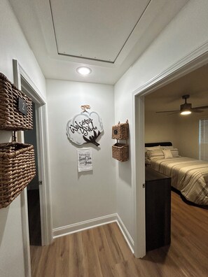 3 slaapkamers, een strijkplank/strijkijzer, wifi, beddengoed